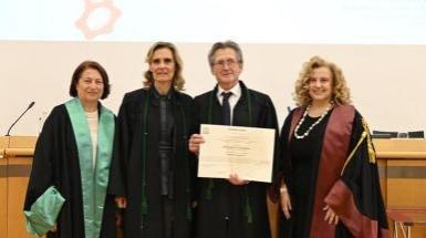 Profs Anna Vedda, Angiolina Comotti e la rettrice Giovanna Iannantuoni conferiscono la laurea honoris causa a Bernard L.Feringa