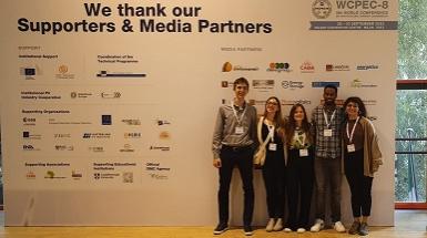 studenti allo stand del WCPEC-8