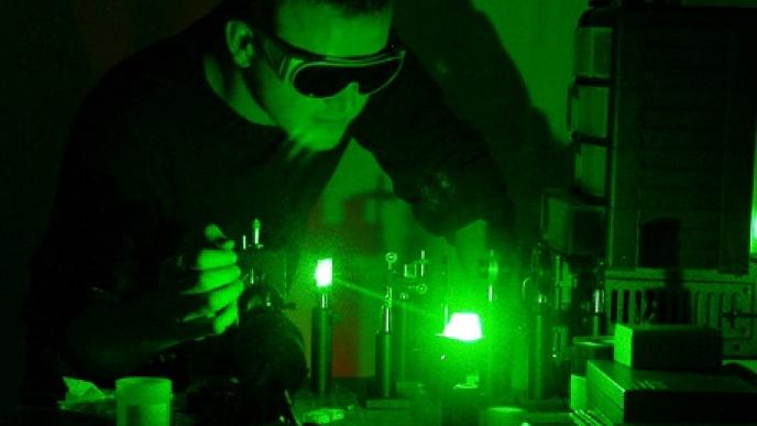 Laser verde su banco ottico