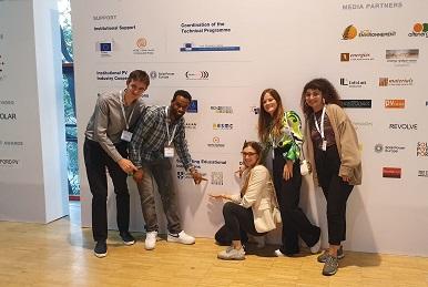 studenti allo stand del WCPEC-8