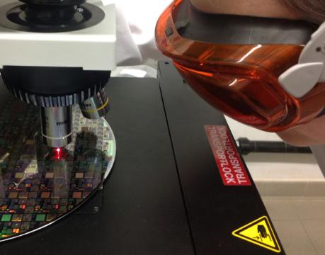 analisi di un circuito stampato al microscopio