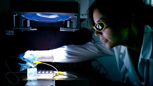 ricercatore al lavoro con il simulatore solare